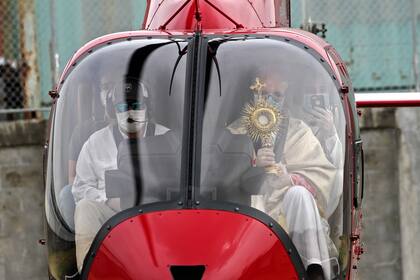 El obispo auxiliar de Guayaquil, Giovanni Battista Piccioli da la bendición a la ciudad desde arriba de un helicóptero