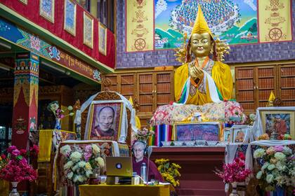 El maestro budista Tenzin Drolma dirige un curso de meditación en vivo en el Centro de meditación Tushita para estudios de budismo de la tradición tibetana Mahayana en Dharamkot