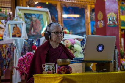 El maestro budista Tenzin Drolma dirige un curso de meditación en vivo en el Centro de meditación Tushita para estudios de budismo de la tradición tibetana Mahayana en Dharamkot