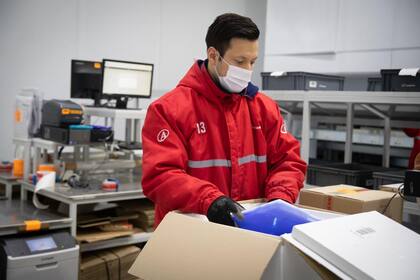 En un avión de Aerolíneas Argentinas llegó el 1,25% del total de dosis que se necesitarían para vacunar a 12 millones con el esquema completo del producto que desarrolló el instituto Gamaleya