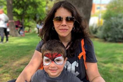 Julieta Maldonado y su hijo Nicanor, en Barcelona