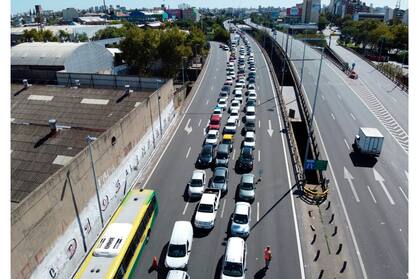 Muchos autos esta mañana en el Puente Pueyrredón mano a Provincia