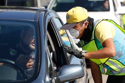 Por ser el primer día, en algunos puestos de control hicieron excepciones con quienes no pudieron sacar el nuevo permiso