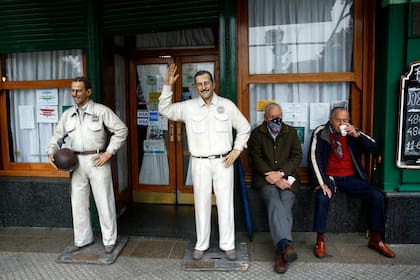 Salir a tomar un café en la puerta de un bar, un hábito que deja la pandemia