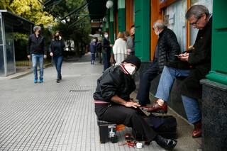Paseantes y negocios no esenciales abiertos, la postal de un sábado casi usual