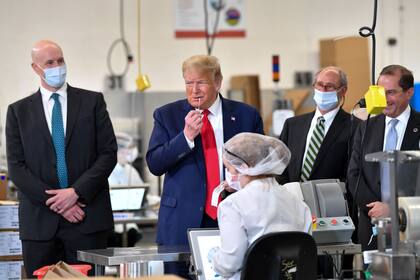 Coronavirus: Donald Trump visitó una fábrica de tests sin barbijo y ahora tienen que tirar la producción