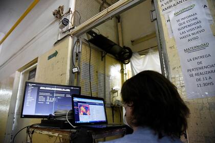 Un puesto de monitoreo con una cámara térmica en el hospital Lucio Meléndez, de Almirante Brown