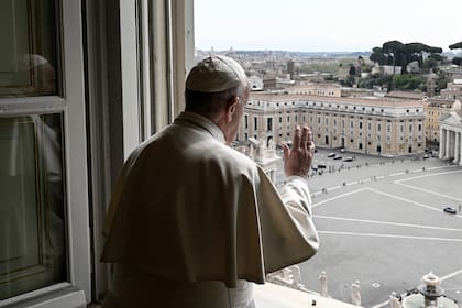El Papa saluda a una Plaza San Pedro, prácticamente vacía