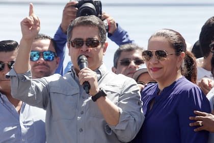 El presidente de Honduras, Juan Orlando Hernández, junto a la primera dama, Ana García. Hernández se las ingenió para saltarse la prohibición de presentarse a un nuevo mandato en 2017 y logró ser reelecto. 