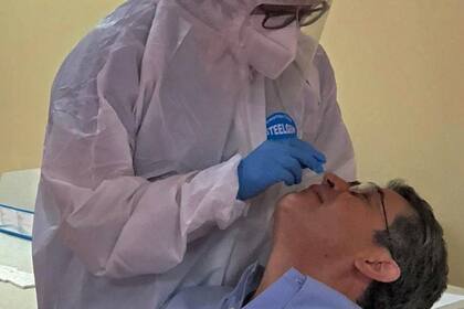 Coronavirus: el presidente de Honduras, Juan Orlando Hernández, en el momento que se realiza el hisopado