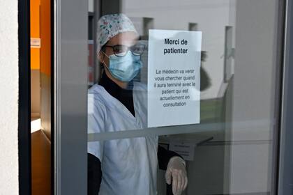 Los médicos trabajan sin pausa para atender los casos de coronavirus en París