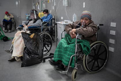 Pacientes con máscara de oxígeno en el hospital Guillermo Almenara, de Lima