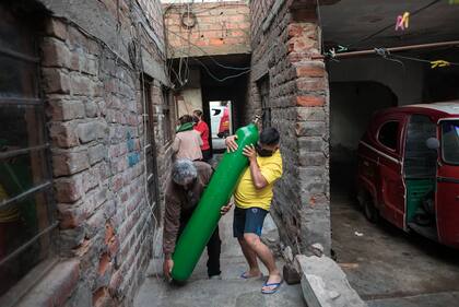 El transporte de tubos de oxígeno conseguidos en el mercado negro