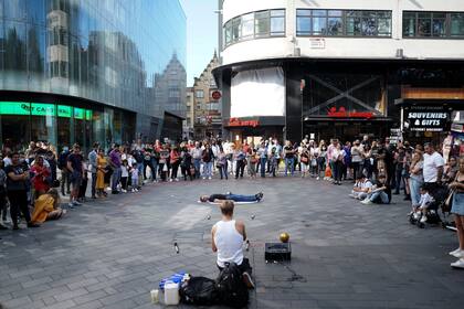 Para el especialista, los británicos deben prepararse para restricciones significativas durante los próximos seis meses