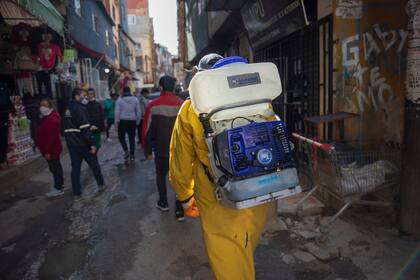 Se desinfectan las calles del barrio
