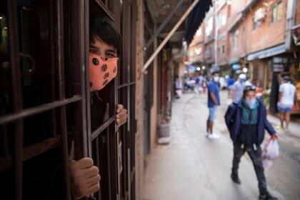 Se enfoca en la búsqueda activa de personas con cuadros febriles