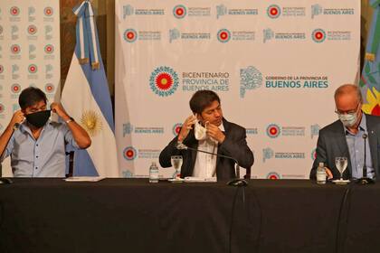El Jefe de Gabinete bonaerense, Carlos Bianco, el gobernador Axel Kicillof y el ministro de Salud, Daniel Gollán, se quitan los tapabocas para dar la conferencia