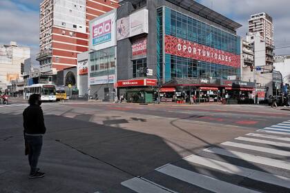 Los centros comerciales a cielo abierto en grandes avenidas, como Triunvirato y Cabildo, irán retomando su actividad durante el transcurso de las próximas dos semanas