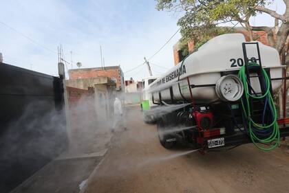 Desinfección en las calles del barrio