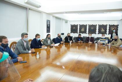 Rodolfo Suarez tomó la decisión con los intendentes