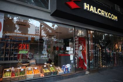 Coronavirus en la Argentina: el local de tenis de Núñez que se transformó en verdulería para sobrevivir