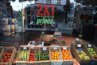 Coronavirus: el local de tenis que se transformó en verdulería para sobrevivir