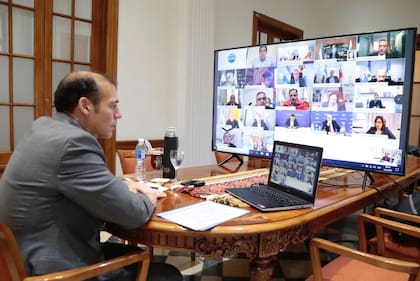 El gobernador de Neuquén, Omar Gutiérrez, durante la reunión virtual con el Presidente y los demás gobernadores