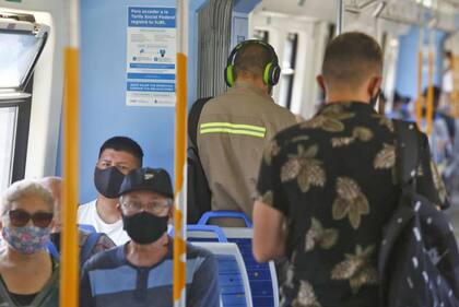 Habilitan que hasta 10 pasajeros viajen parados en trenes y colectivos en horario pico