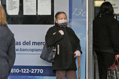 Coronavirus en la Argentina: largas colas en la reapertura de los bancos para el pago de jubilaciones