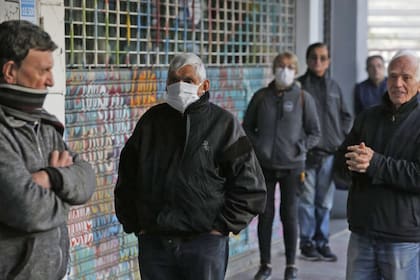 Coronavirus en la Argentina: largas colas en la reapertura de los bancos para el pago de jubilaciones