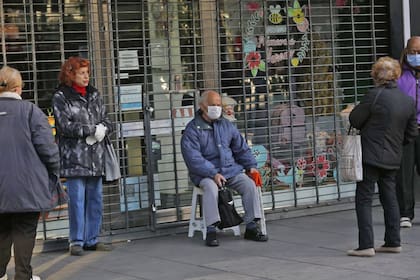 Coronavirus en la Argentina: largas colas en la reapertura de los bancos para el pago de jubilaciones