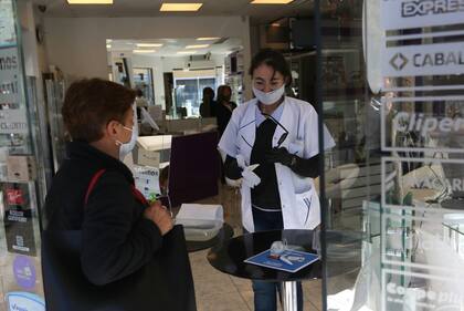 Los comercios tendrán reglas estrictas para funcionar y todos deberán contar con alcohol en gel para sus clientes