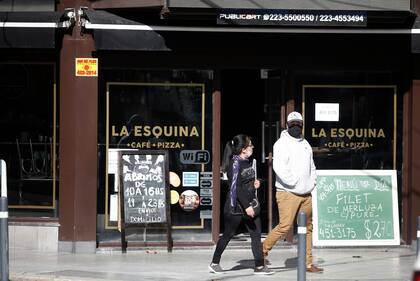 Los nuevos permisos incluyen la modalidad "take away" para los locales gastronómicos
