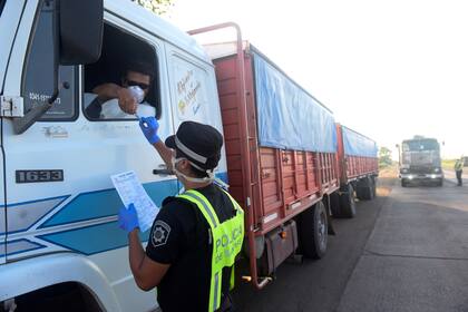 Coronavirus en la Argentina: Santa Fe extrema los controles en sus fronteras para reducir al mínimo el intercambio con Buenos Aires y Chaco