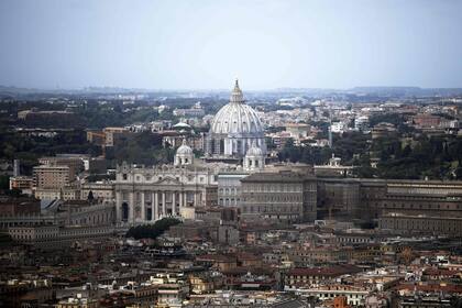 Vista la cúpula de San Pedro en el Vaticano