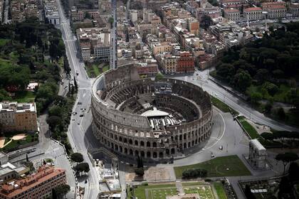  Las calles vacías y el Coliseo de Roma