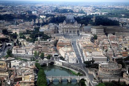 La desierta plaza de San Pedro en el Vaticano, a lo largo del río Tíber en Roma