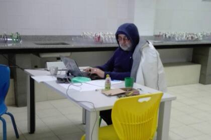 Coronavirus: mientras vigila la producción de máscaras, el rector da clases virtuales