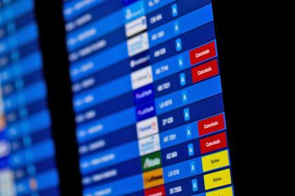En las pizarras electrónicas del aeropuerto, podían verse al menos cuatro vuelos cancelados