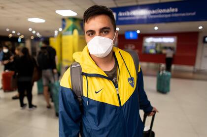 La presencia de barbijos en Ezeiza era notoriamente mayor que en días anteriores