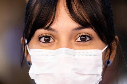 Enfermeros informan a los recién llegados sobre los cuidados higiénicos necesarios para enfrentar el coronavirus