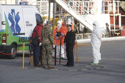 Personal del SAME, secretaría de Salud municipal y delegación local de Sanidad de Fronteras de la Nación esperaron la llegada del barco