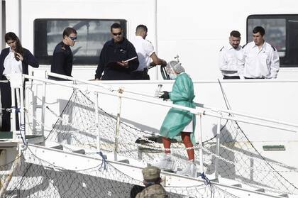 El crucero regresa desde Tierra del Fuego luego de cerrar su temporada de turismo antártico. Personal médico sube al barco para realizar controles