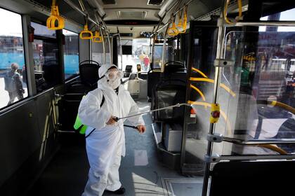 Desinfección de ómnibus para combatir la pandemia