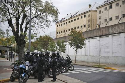 Un grupo de policía permanece en las inmediaciones de la cárcel