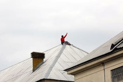 Los presos en los techos del edificio