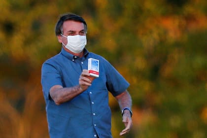 Coronavirus. Jair Bolsonaro muestra una caja de cloroquina