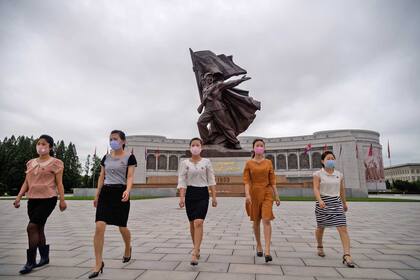 Mujeres con tapabocas en Pyongyang, capital de Corea del Norte