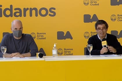 El jefe de Gobierno, Horacio Rodríguez Larreta, junto al ministro de Salud, Fernán Quirós