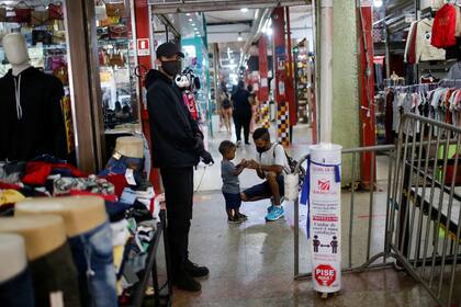 Un local de ropa en la capital brasileña en plena reapertura comercial